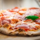 Comment réchauffer une pizza surgelé sans four ?